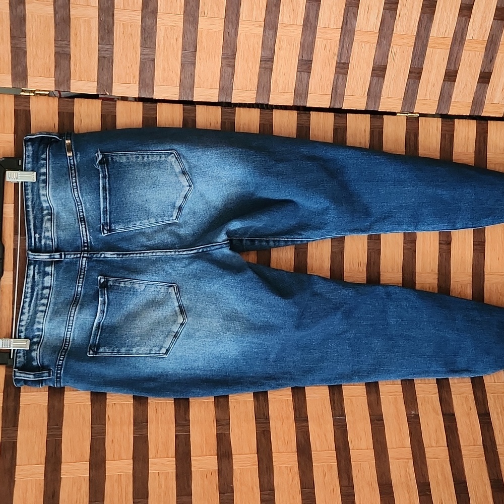 Kancan Stretch Fray Hem Capri  Jeans - Picture 4 of 9